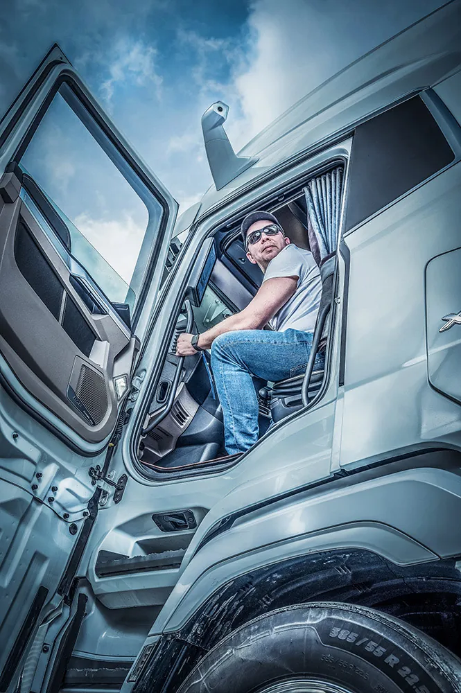 Fahrer der GDW Transport GmbH im Fahrerhaus