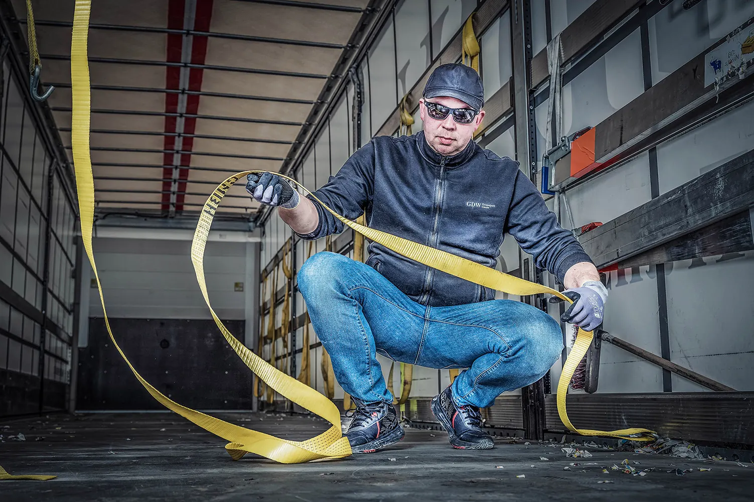 Mitarbeiter der GDW Transport GmbH bei der Ladungssicherung im Auflieger