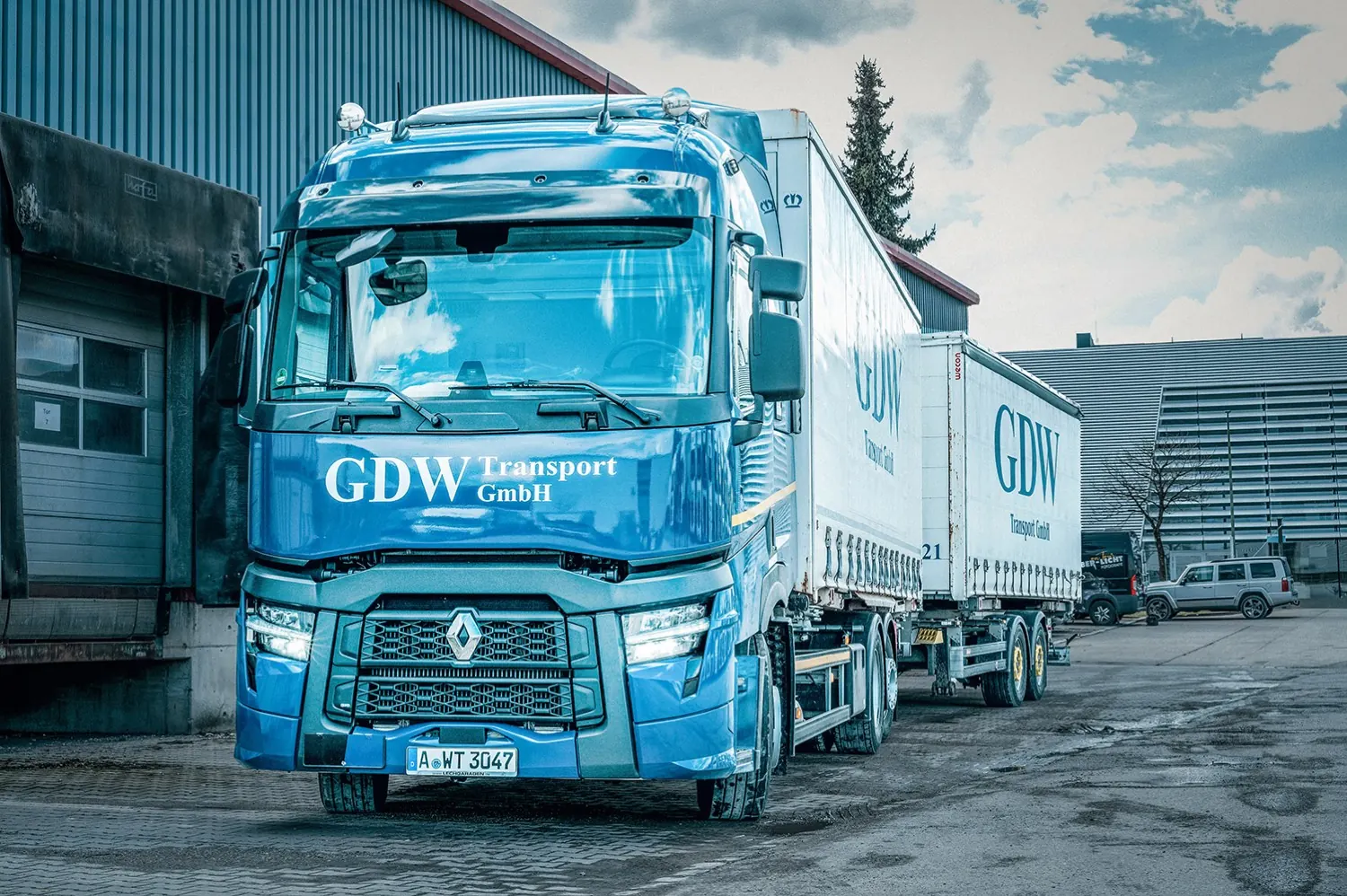 LKW der GDW Transport GmbH am Firmengelände in Gersthofen